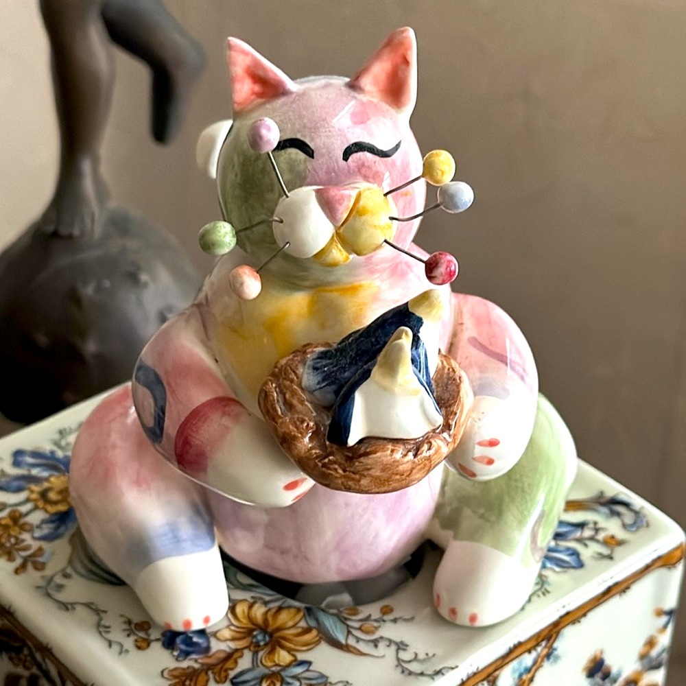 Ceramic cat holding birds in a pie  the nursing rhyme Fit for a King  2002